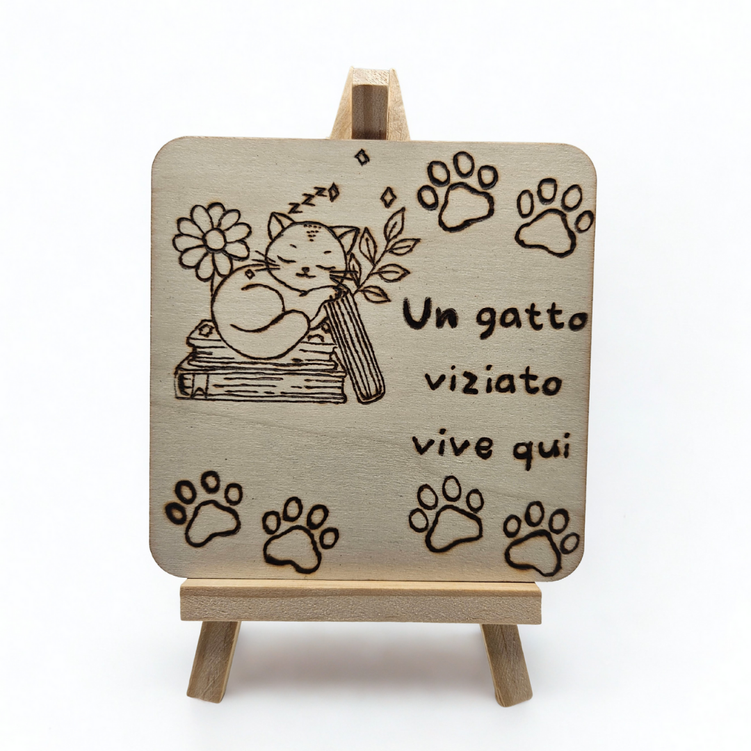Tavoletta in legno “Un gatto viziato vive qui” – con cavalletto
