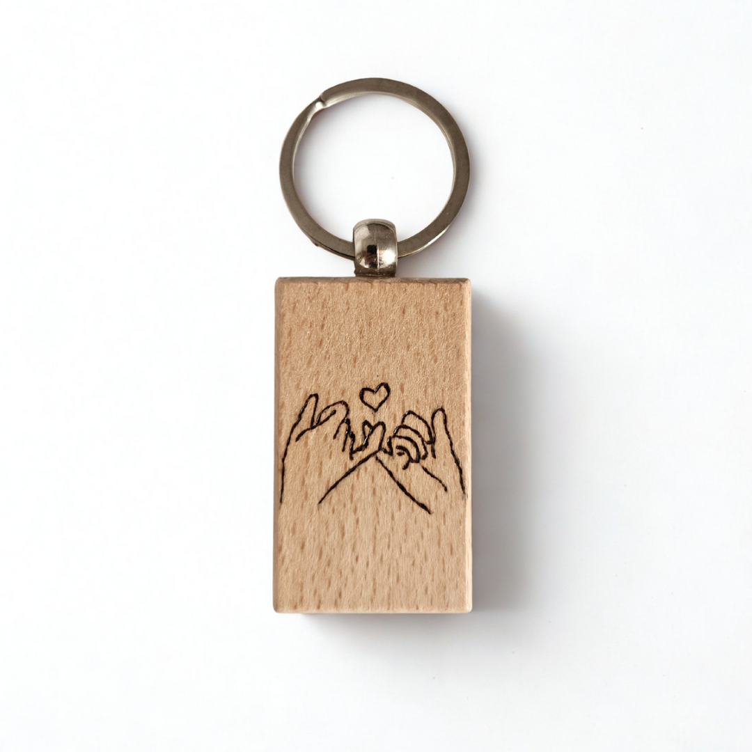 Portachiave in legno pirografato “Mani con cuore” | Incisi a Fuoco