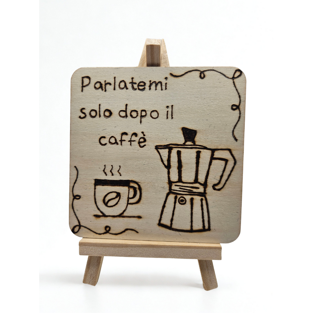 Tavoletta in legno “Parlatemi solo dopo il caffè” – con cavalletto