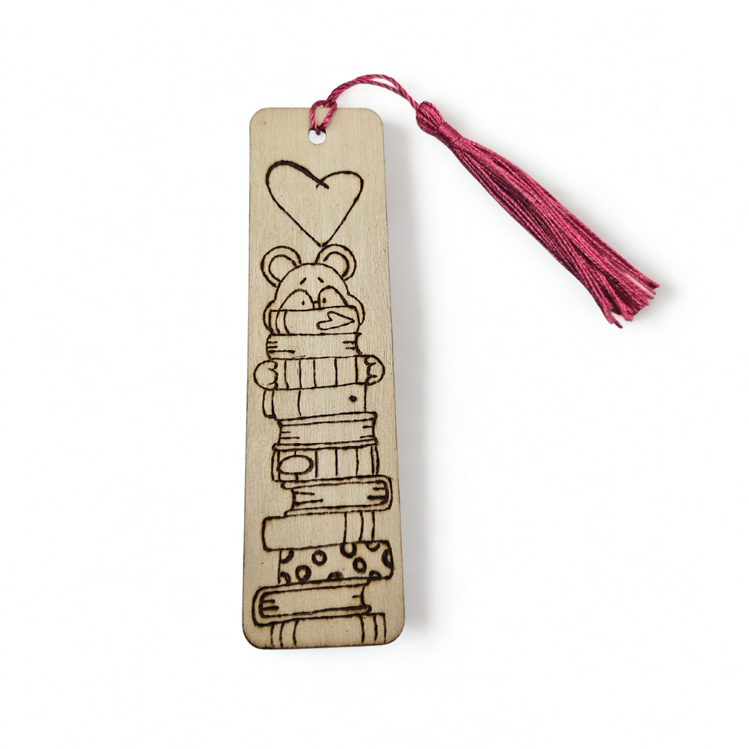 Segnalibro in legno “Orsetto e libri” – pirografato a mano