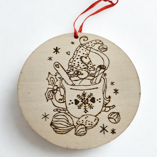 Palla di Natale in legno “Tazza e gnomo” – pirografata a mano