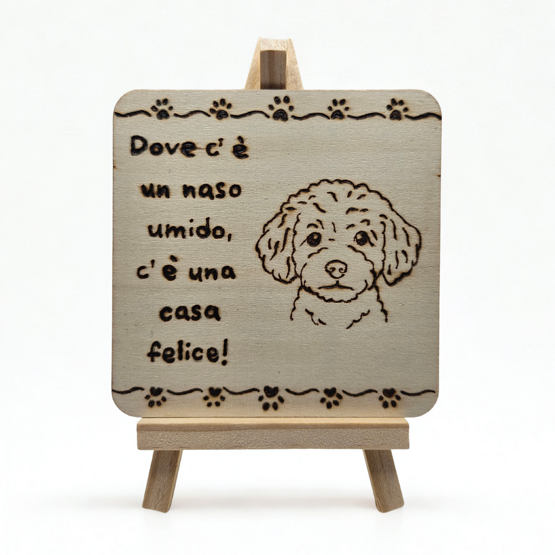 Tavoletta in legno “Dove c’è un naso umido, c’è una casa felice!” – con cavalletto