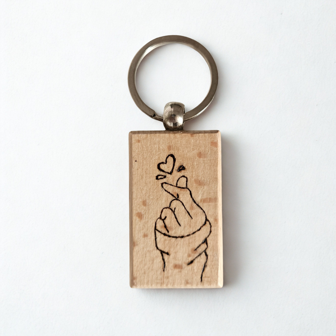 Portachiave in legno pirografato “Mano con cuore” | Incisi col Fuoco