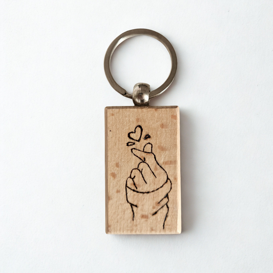 Portachiave in legno pirografato “Mano con cuore” | Incisi col Fuoco
