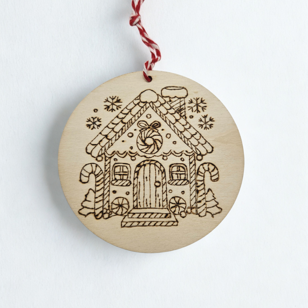 Palla di Natale pirografata “La Casetta di Pan di Zenzero” | Incisi a Fuoco