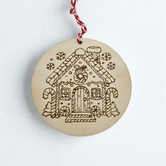 Palla di Natale pirografata “La Casetta di Pan di Zenzero” | Incisi a Fuoco