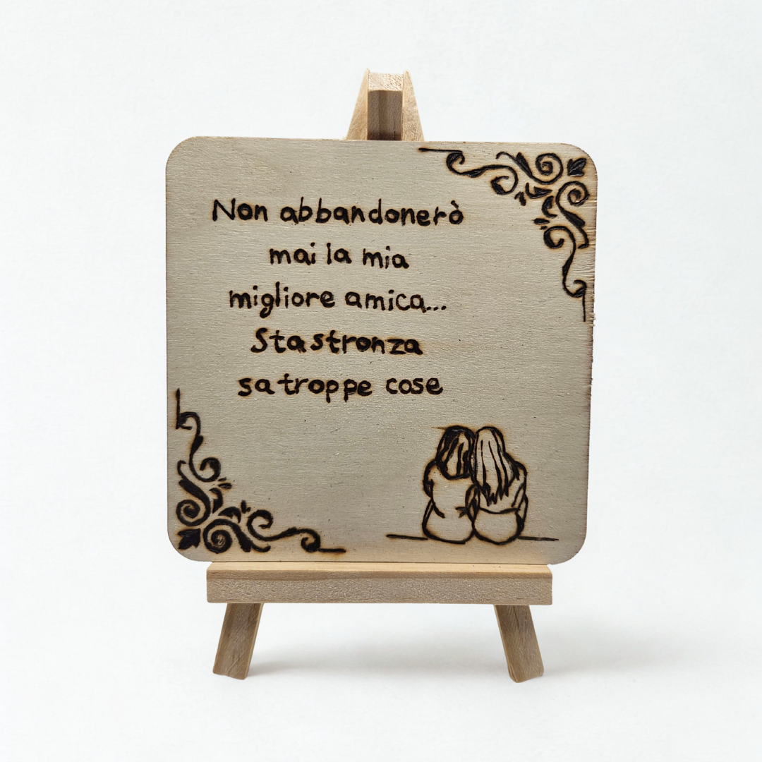 Tavoletta in legno “Non abbandonerò mai la mia migliore amica... sta stronza sa troppe cose” – con cavalletto