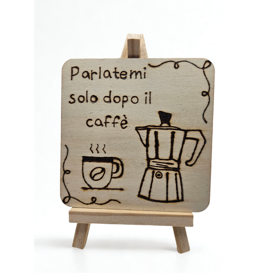 Tavoletta in legno “Parlatemi solo dopo il caffè” – con cavalletto